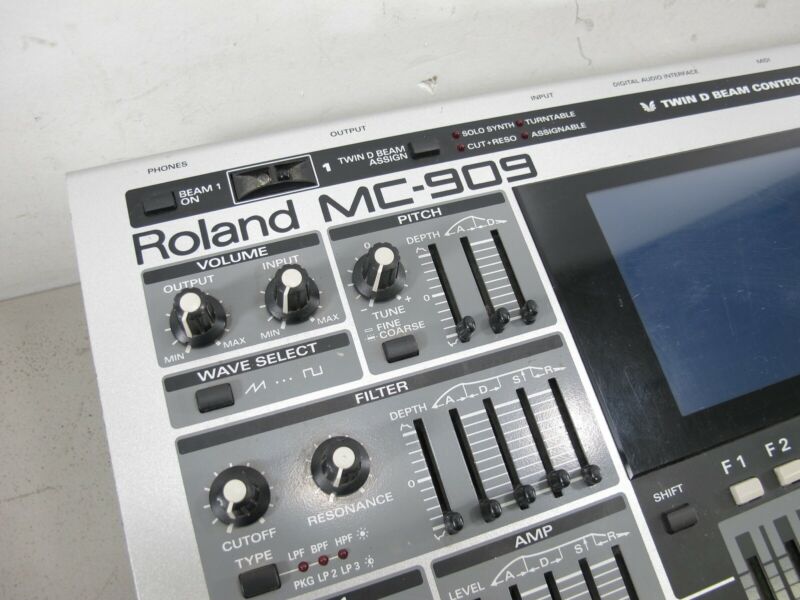 Roland MC-909 Sampling Groovebox Synthesiser Rhythm Programer & Sampler 256MB - Zeereez