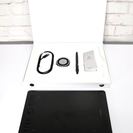 Wacom PTH-660 Intuos Pro Medium Bluetooth Graphics Drawing Tablet