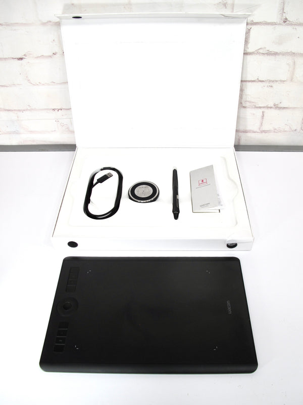 Wacom PTH-660 Intuos Pro Medium Bluetooth Graphics Drawing Tablet
