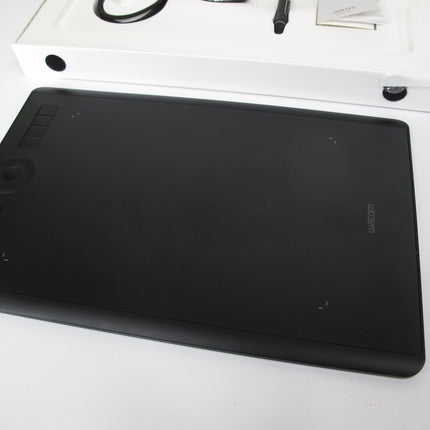 Wacom PTH-660 Intuos Pro Medium Bluetooth Graphics Drawing Tablet