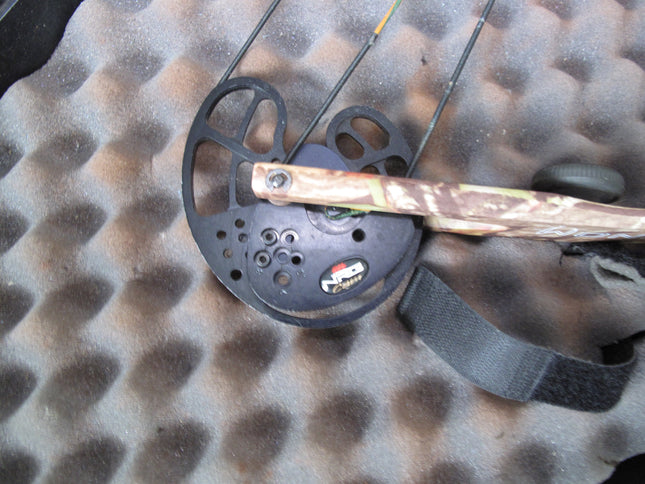 PSE Pro Venom RH 29" 70# Compound Bow w/ Arrow Shafts & Case
