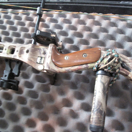 PSE Pro Venom RH 29" 70# Compound Bow w/ Arrow Shafts & Case