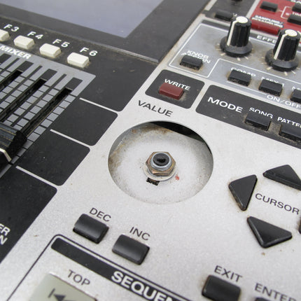 Roland MC-909 Music Sampler Sampling Groovebox Drum Machine Synthesizer