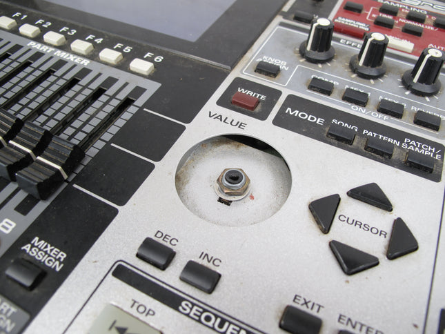 Roland MC-909 Music Sampler Sampling Groovebox Drum Machine Synthesizer