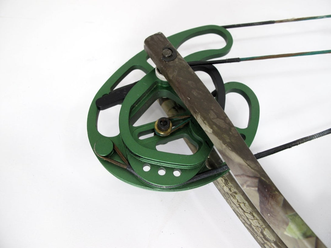 Bear Element RH 60 lb 29" Draw Compound Bow - ZeereeZ