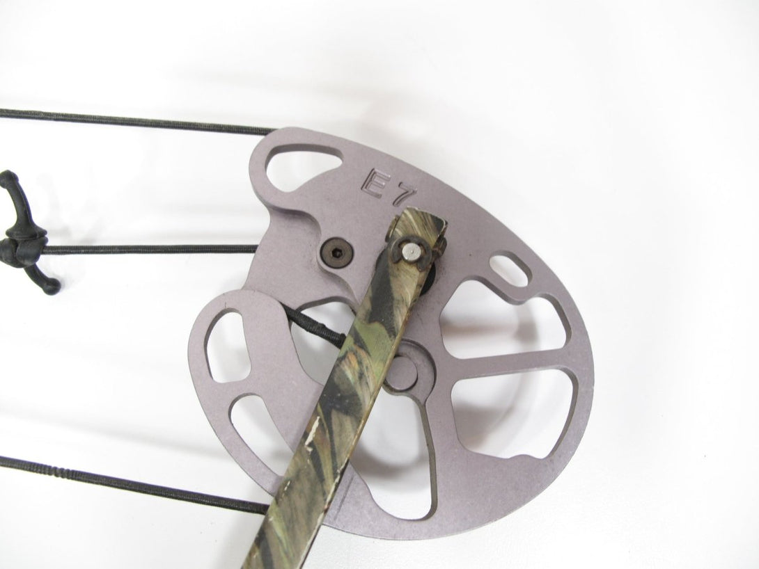 Bowtech Old Glory RH 26 - 32" Draw 40 - 70 LB Camp 307 - 315FPS Compound Bow - ZeereeZ