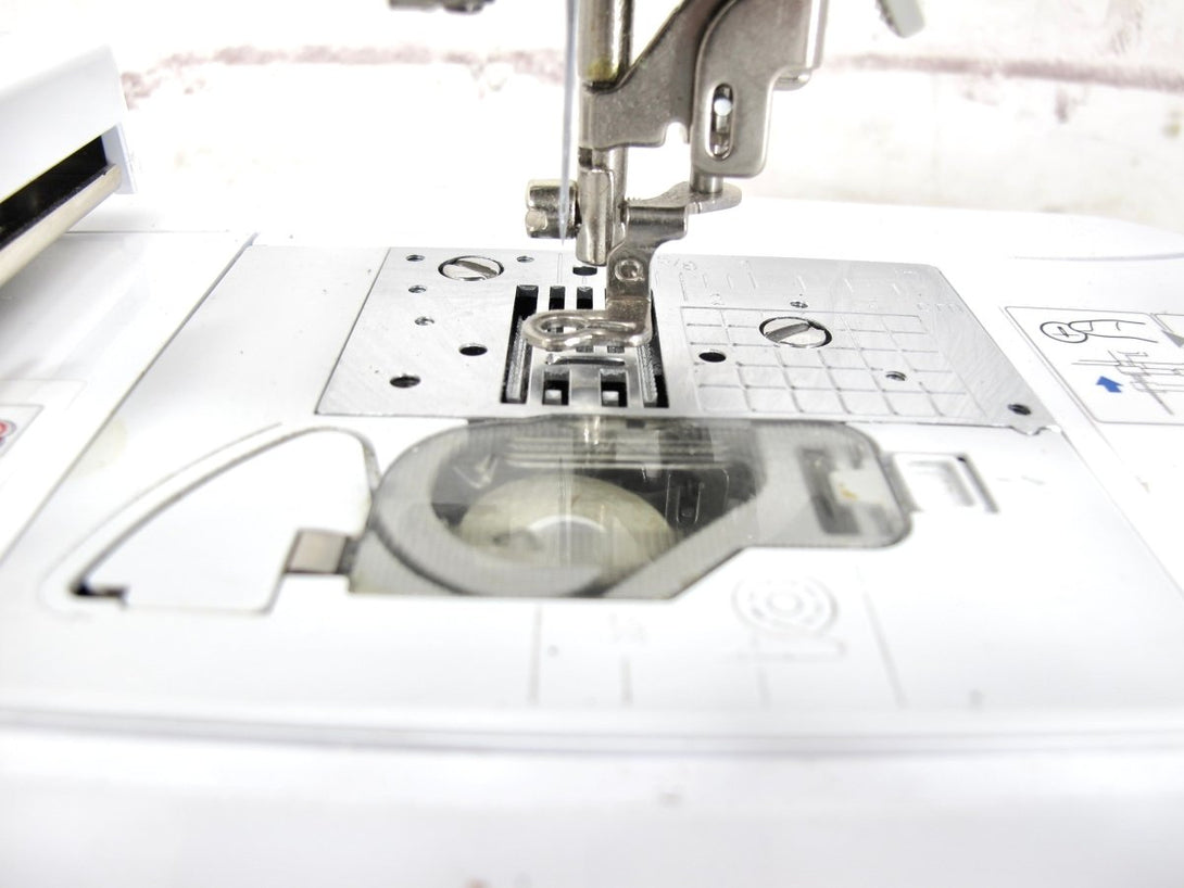 Brother SE625 Computerized Sewing & Embroidery Machine with Color LCD Display - ZeereeZ