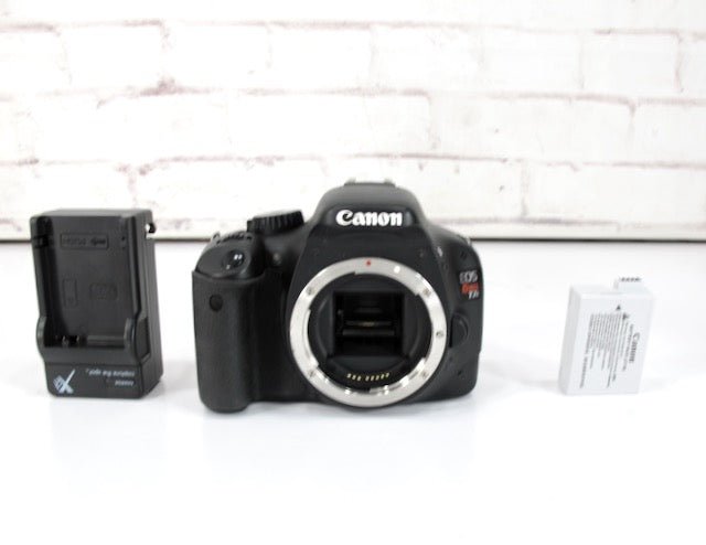 Canon EOS Rebel T2i / EOS 600D 18.0MP Digital SLR Kit w/ 18 - 55mm IS II Lens - ZeereeZ
