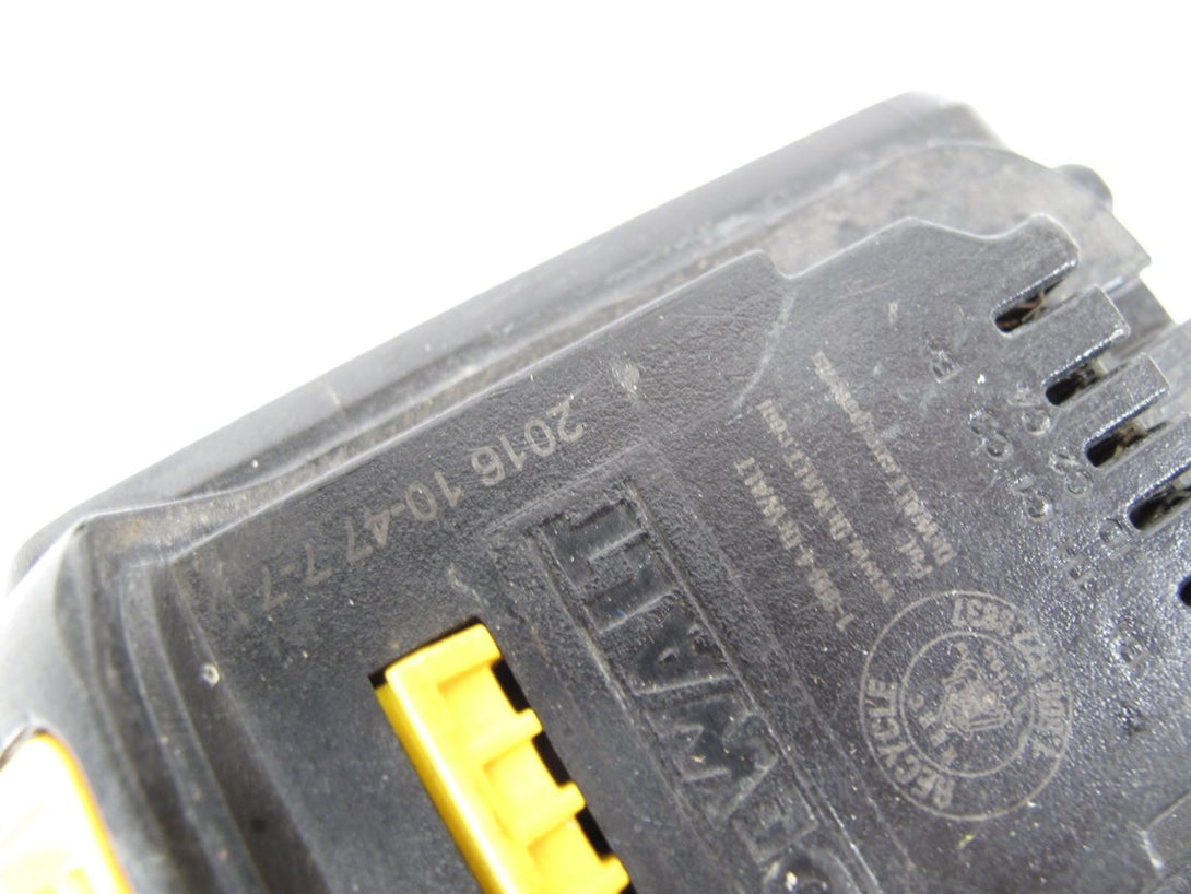 Dewalt DCB207 20 - Volt MAX Lithium - Ion Compact Power Tool Battery Pack 1.5Ah - ZeereeZ