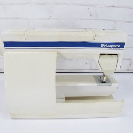 Husqvarna 400 Computer Sewing Machine with Pedal and Accessories - ZeereeZ