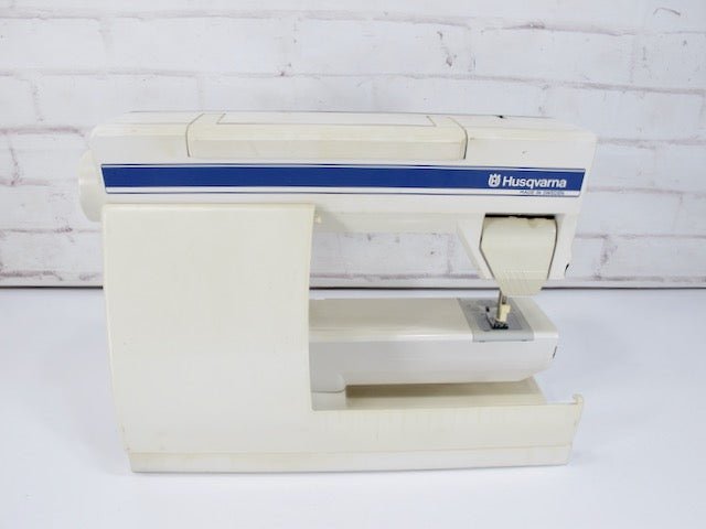 Husqvarna 400 Computer Sewing Machine with Pedal and Accessories - ZeereeZ