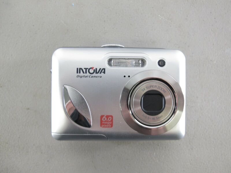 Intova IC - 600 Digital Sports Camera 6.0MP 2.4" LCD Underwater Waterproof Camera - ZeereeZ