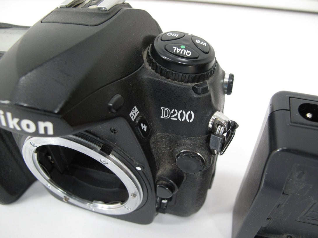 Nikon D200 10.2MP Digital SLR Camera Body - ZeereeZ