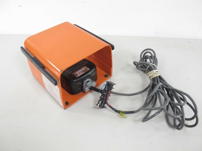 Linemaster 632 - S Clipper Foot Switch with Linemaster 522 - B14 Foot Switch Guard - ZeereeZ