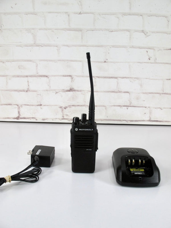 Motorola XPR3300e UHF 403 - 512 MHz MotoTRBO Digital Radio AAH02RDC9VA1AN - ZeereeZ