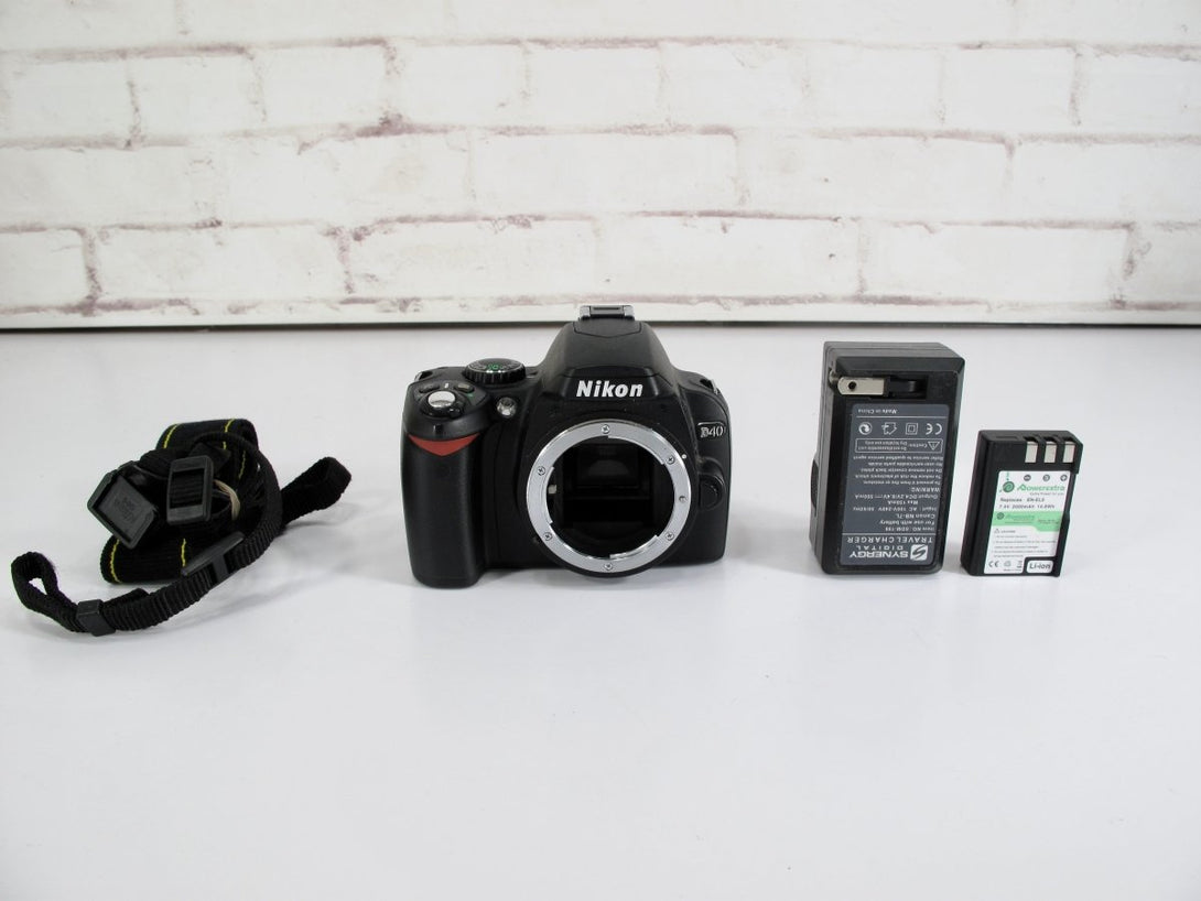 Nikon D40 6.1MP Digital SLR Camera Body w/ Battery & Charger - ZeereeZ