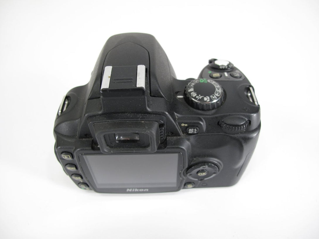 Nikon D40 6.1MP Digital SLR Camera Body w/ Battery & Charger - ZeereeZ