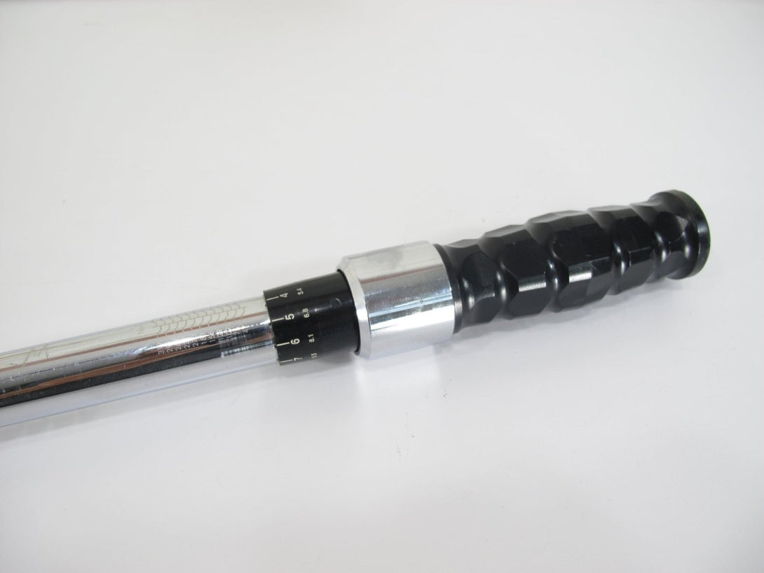 URREA 60143 30 - 250 Ft - Lb. Click Micrometer Torque Wrench w/ Rubber Grip - ZeereeZ