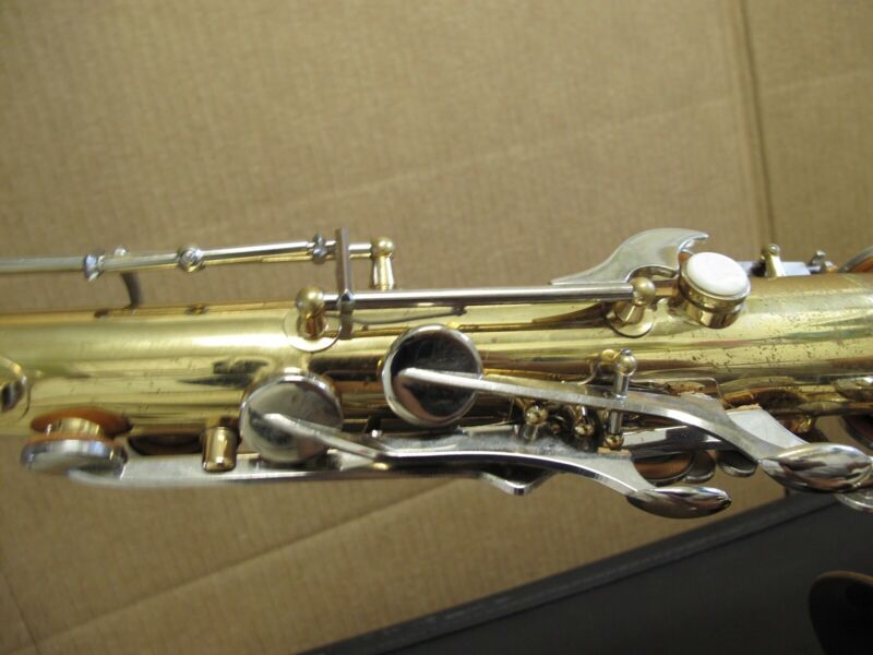 Vito Bb Tenor Saxophone w/ Yamaha 4C Mouthpiece & Case - ZeereeZ