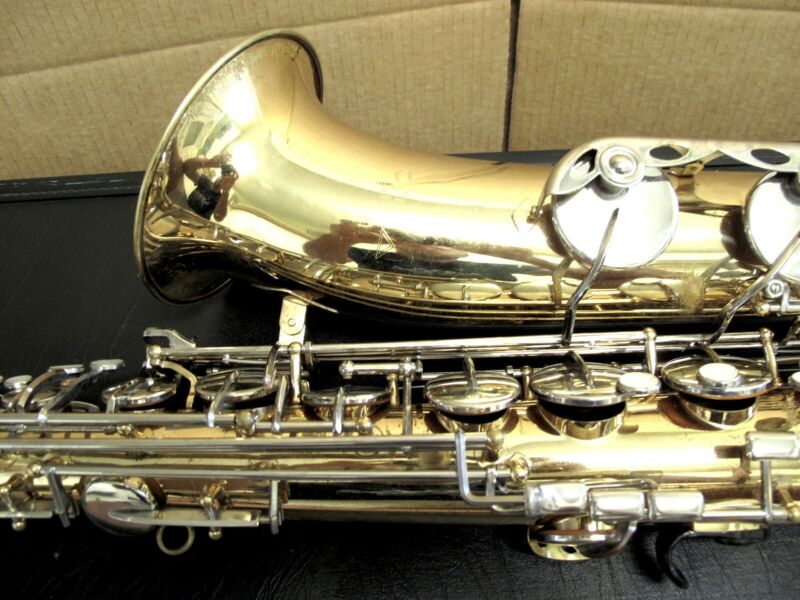 Vito Bb Tenor Saxophone w/ Yamaha 4C Mouthpiece & Case - ZeereeZ