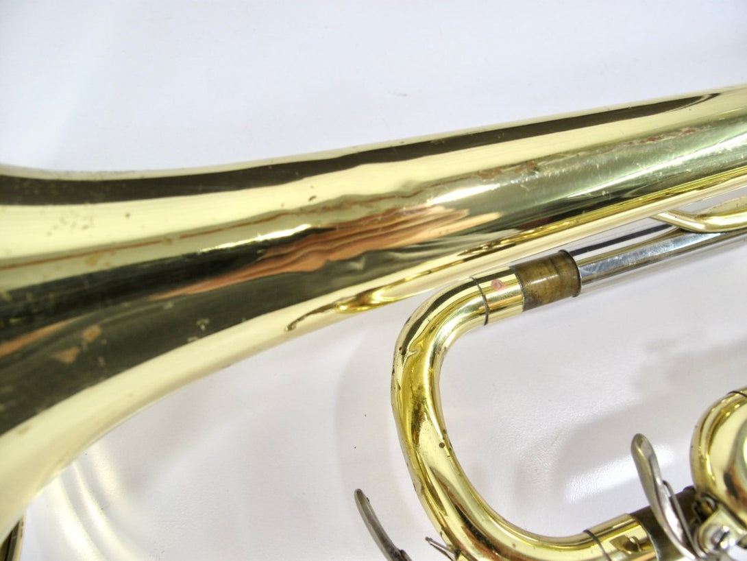 Yamaha YTR - 2320 Bb Brass Trumpet w/ Mouthpiece - ZeereeZ