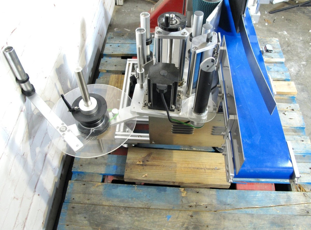 YTK - 150 Fully Automatic Desktop Round Bottle Beer Wine Etc. Production Labeling Machine - ZeereeZ