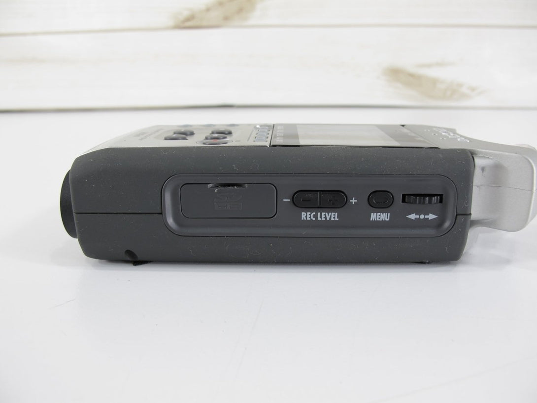 Zoom H4n Handy Portable Digital Audio Recorder - ZeereeZ